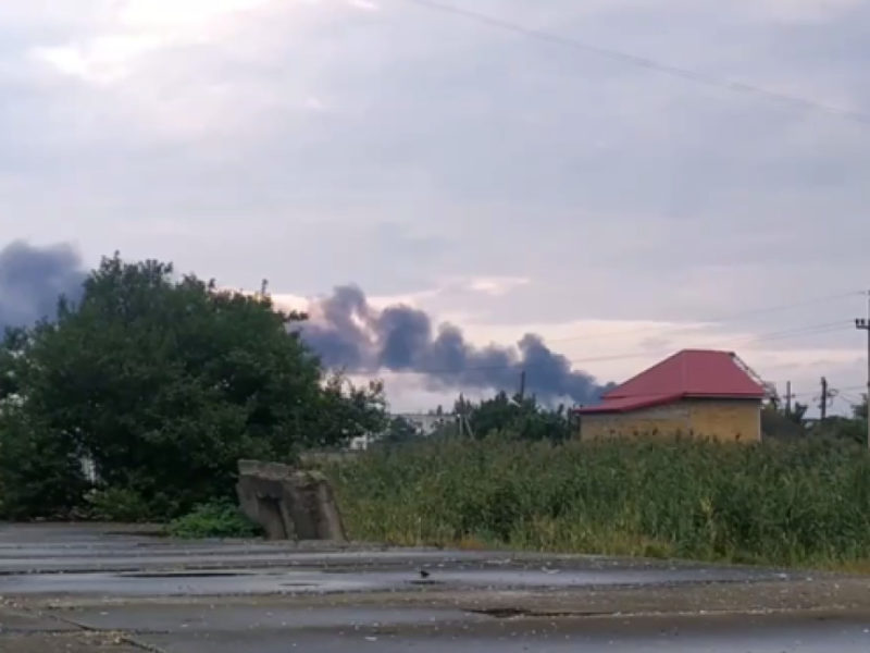 “Сталося займання”. В Криму підтвердили – під Джанкоєм детонують боєприпаси, жителів евакуюють (ВІДЕО)