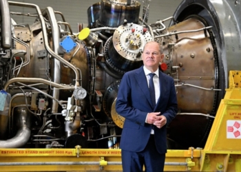 “Тикав пальцями”: в РФ заявили, що Олаф Шольц міг пошкодити турбіну “Північного потоку”