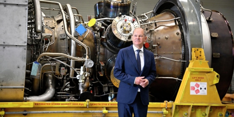 “Тикав пальцями”: в РФ заявили, що Олаф Шольц міг пошкодити турбіну “Північного потоку”