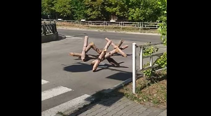 В Херсоні рашисти встановили дивні протитанкові їжаки. Чому в місті їм раді? (ВІДЕО)