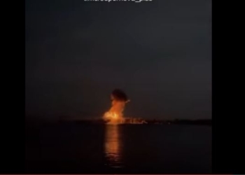 ЗСУ вночі знову атакували Антонівський міст в Херсоні. Феєричне ВІДЕО