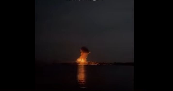 ЗСУ вночі знову атакували Антонівський міст в Херсоні. Феєричне ВІДЕО