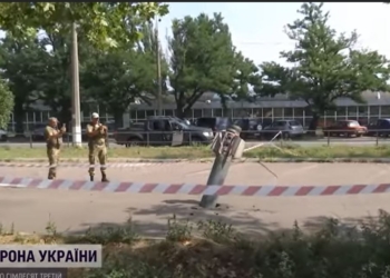 В Миколаєві ракету, що застрягла в асфальті, витягали трактором (ВІДЕО)