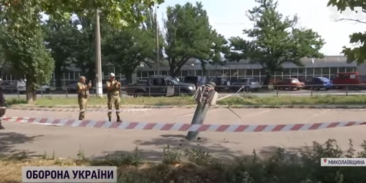 В Миколаєві ракету, що застрягла в асфальті, витягали трактором (ВІДЕО)