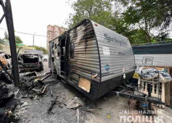В Одесі неадекват спалив 2 волонтерських трейлера з медпрепаратами і продуктами харчування, щоб не дісталися внутрішнім біженцям (ФОТО)