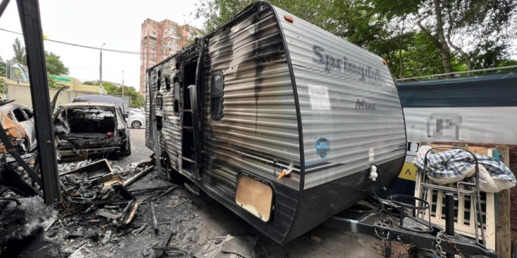 В Одесі неадекват спалив 2 волонтерських трейлера з медпрепаратами і продуктами харчування, щоб не дісталися внутрішнім біженцям (ФОТО)