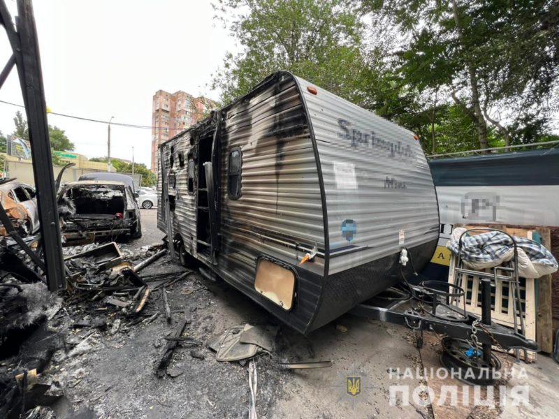 В Одесі неадекват спалив 2 волонтерських трейлера з медпрепаратами і продуктами харчування, щоб не дісталися внутрішнім біженцям (ФОТО)