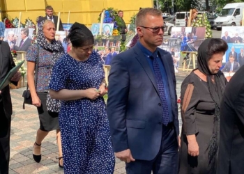 Андрій Вадатурський не вірить, що ракета попала в дім його батьків випадково