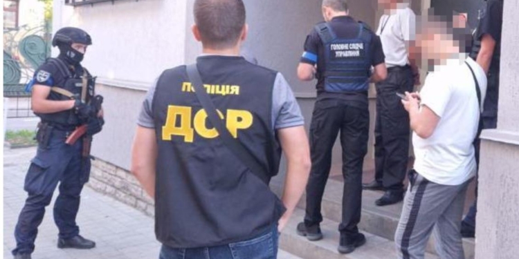 Нацполіція розкрила злочинну групу – крали державні мільйони під приводом пошуку амуніції для Міноборони (ФОТО, ВІДЕО)