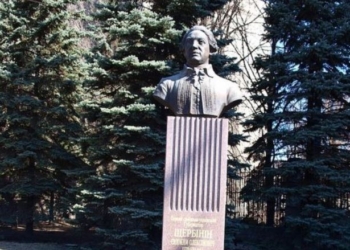 У Харкові рашисті знесли погруддя царського генерала – активісти добивалися його демонтажу півроку (ФОТО)