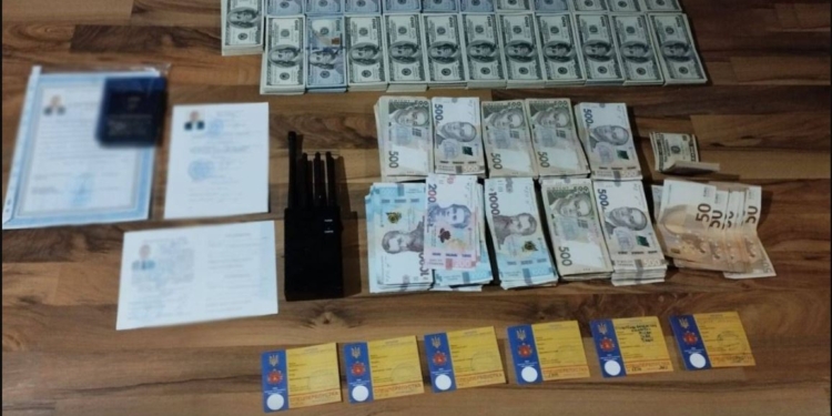 На Запоріжжі чиновники масштабно розкрадали гуманітарку – продали через магазини 22 морських контейнери і 390 вагонів допомоги