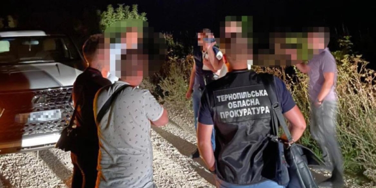 Тернопільского податківця заскочили на хабарі – він втік, ховався в полі, чинив опір, коли знайшли (ФОТО