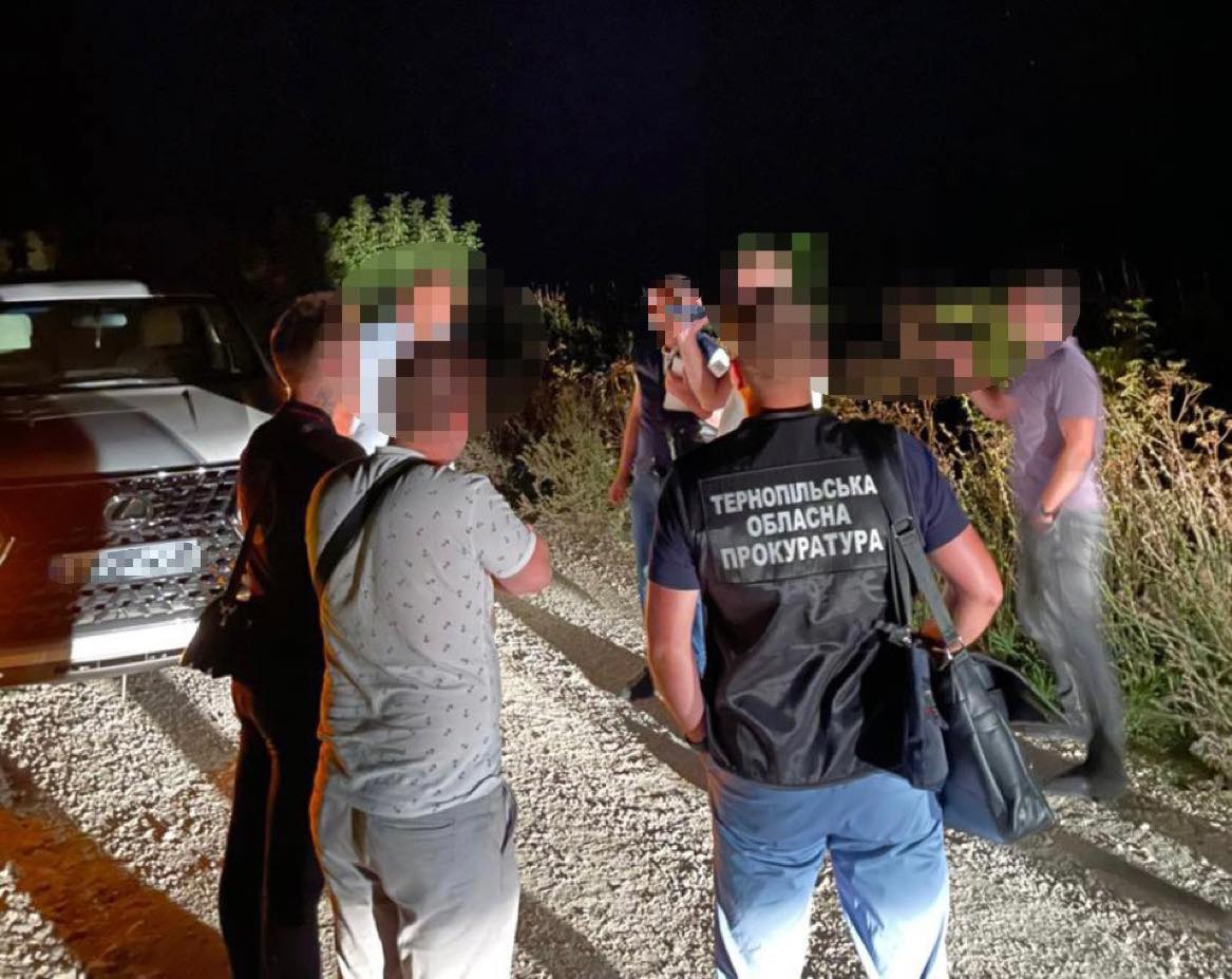 Тернопільского податківця заскочили на хабарі – він втік, ховався в полі, чинив опір, коли знайшли (ФОТО