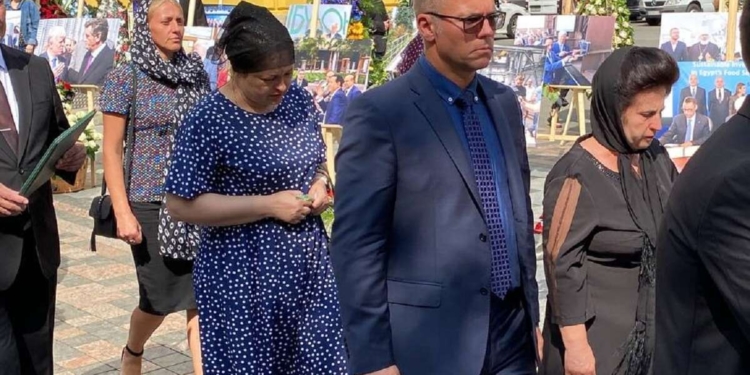 Андрій Вадатурський не вірить, що ракета попала в дім його батьків випадково