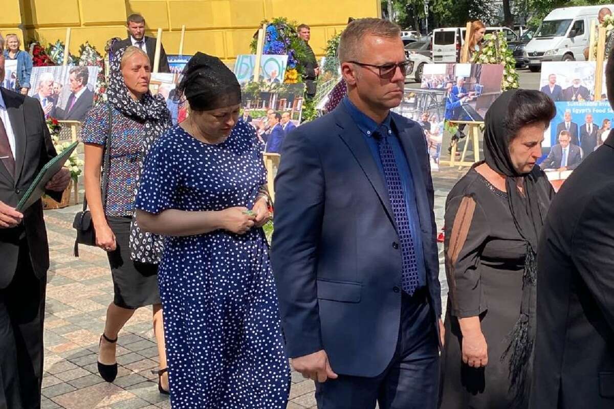 Андрій Вадатурський не вірить, що ракета попала в дім його батьків випадково