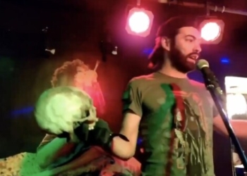 В Росії пропагандист вийшов на сцену із черепом «азовця», обмудсмен України звернувся в ООН (ВІДЕО)