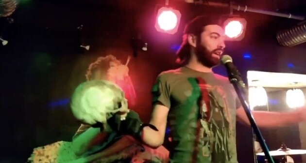 В Росії пропагандист вийшов на сцену із черепом «азовця», обмудсмен України звернувся в ООН (ВІДЕО)