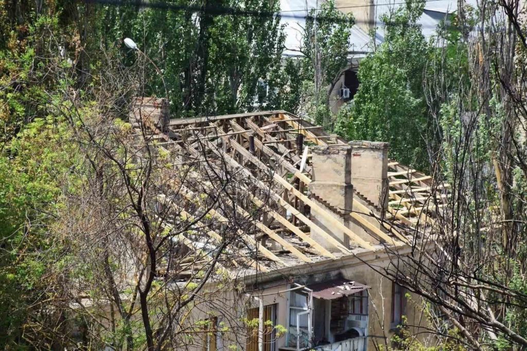 Виявляється, і на кінець війни чекати не потрібно: в одному з будинків в Миколаєві відремонтували дах, знесений ракетним обстрілом (ФОТО) 17