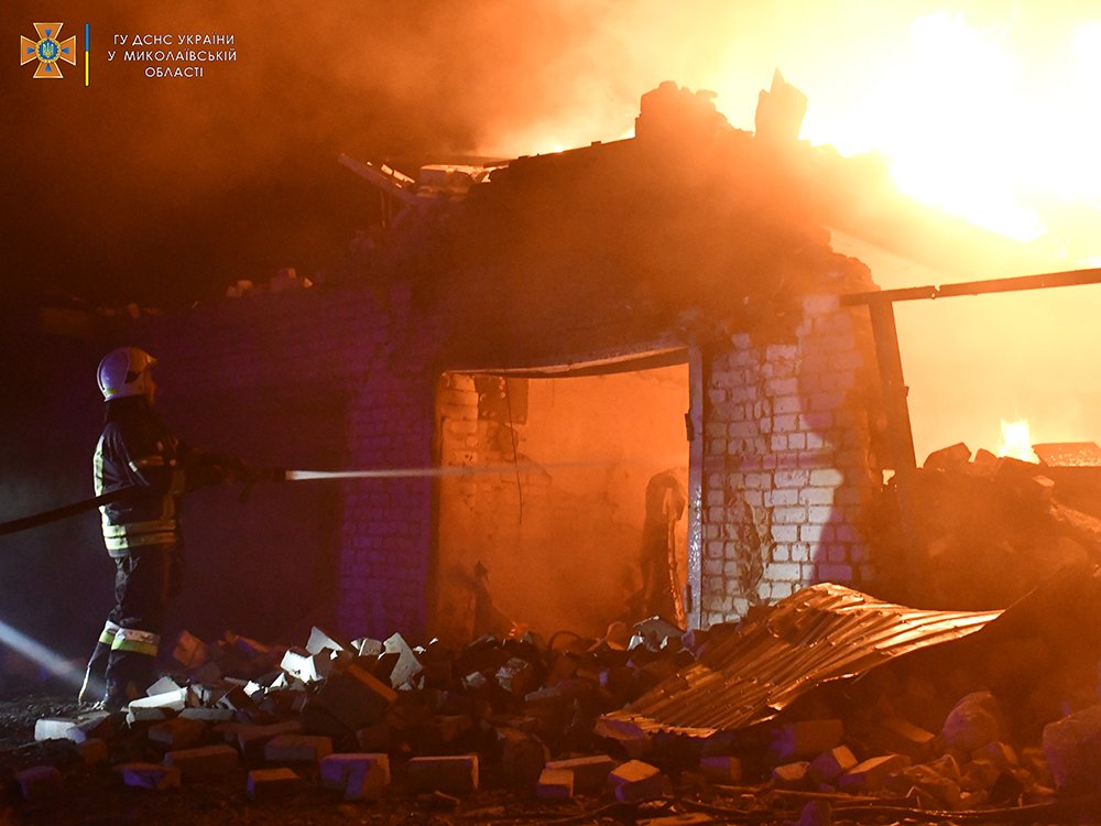 Через обстріли Миколаєва згоріли 6 гаражів та 2 авто. Повне зведення від рятувальників за добу (ФОТО, ВІДЕО) 17