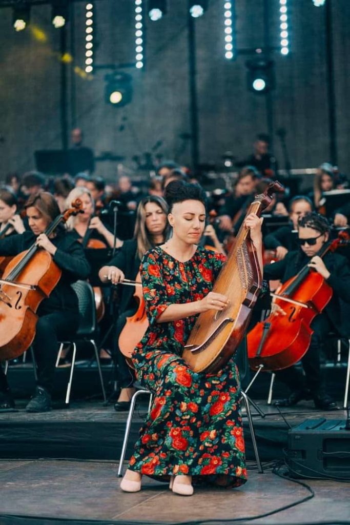 Щоб лунала наша пісня і музика: артистка Миколаївського муздраму дала вже 25 концертів в Латвії (ФОТО, ВІДЕО) 17