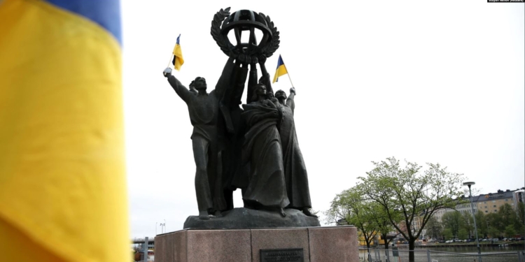 У Фінляндії демонтували “мирний” пам’ятник, подарований Радянським Союзом (ФОТО)