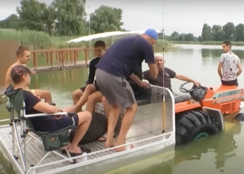Черкаський винахідник змайстрував водяний трактор – для рибалок (ВІДЕО)