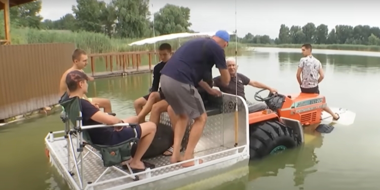 Черкаський винахідник змайстрував водяний трактор – для рибалок (ВІДЕО)
