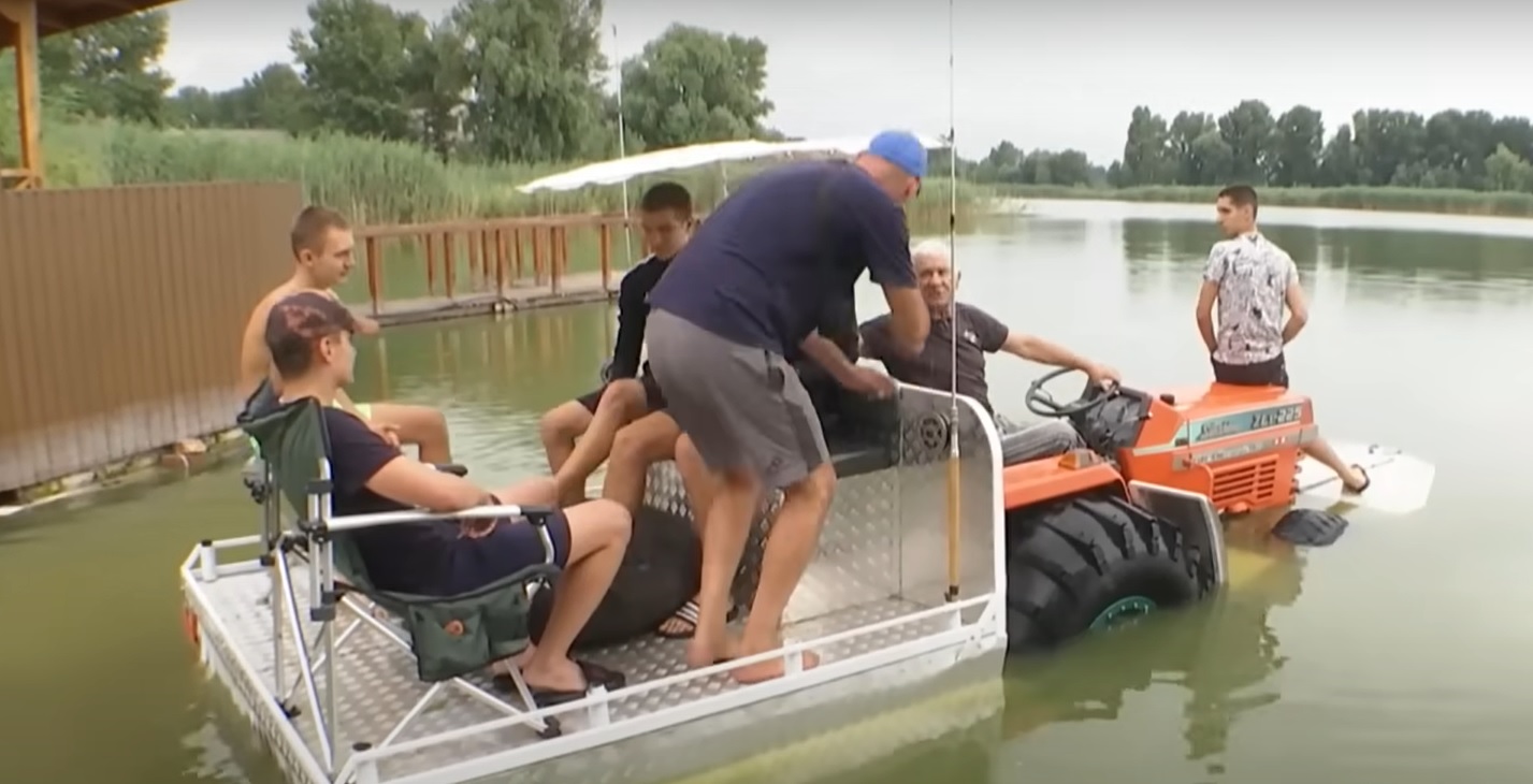 Черкаський винахідник змайстрував водяний трактор – для рибалок (ВІДЕО)