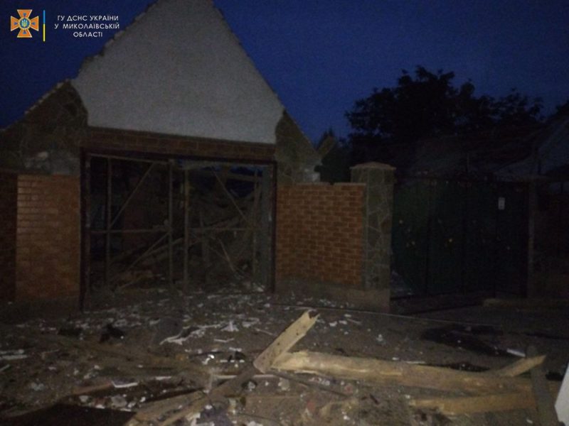 В Березнегуватому внаслідок обстрілу зруйновано 4 будинки, загинула жінка (ФОТО)