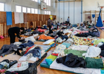 В евакуаційному пункті Миколаєва біженці сплять на підлозі, води немає, їжу нерегулярно возять волонтери –  представник омбудсмена