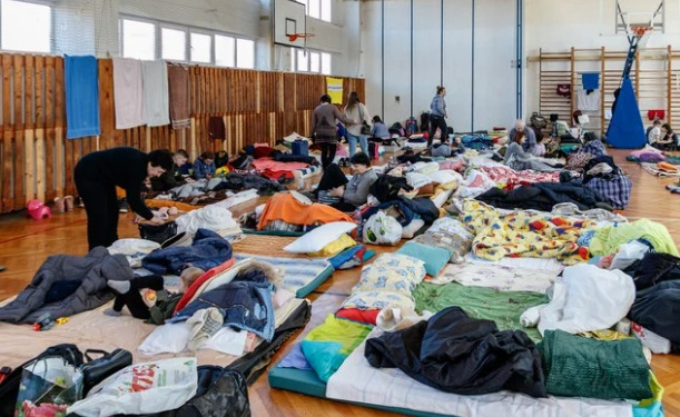 В евакуаційному пункті Миколаєва біженці сплять на підлозі, води немає, їжу нерегулярно возять волонтери – представник омбудсмена