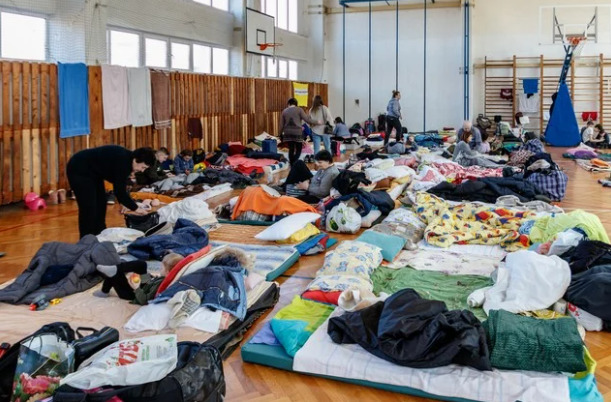 В евакуаційному пункті Миколаєва біженці сплять на підлозі, води немає, їжу нерегулярно возять волонтери –  представник омбудсмена