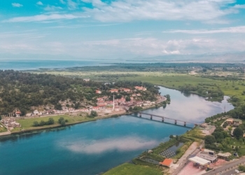 В Албанії російські “туристи” напали на охорону військового заводу