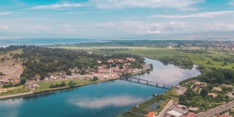 В Албанії російські “туристи” напали на охорону військового заводу