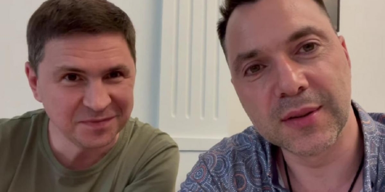 Подоляк і Арестович відреагували на чутки про війну між ними (ВІДЕО)