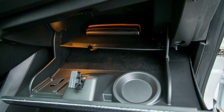 Що обов’язково потрібно мати в бардачку машини? Ці речі можуть допомогти у будь-якій ситуації