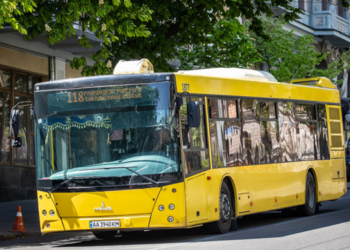 В Києві вирішили виганяти пасажирів з громадського транспорту під час повітряної тривоги