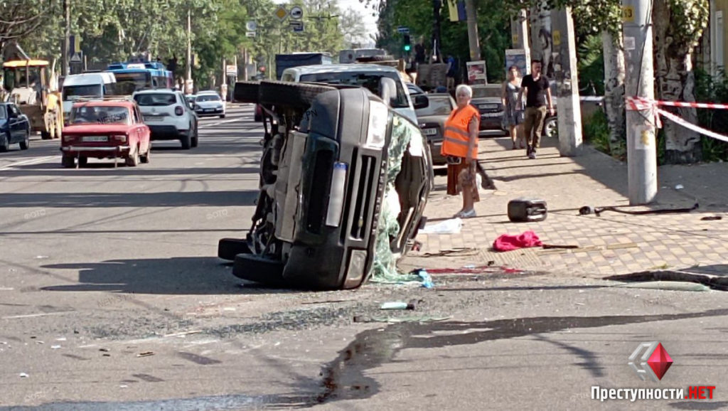 У центрі Миколаєва зіткнулася дві іномарки, загинув військовий 1