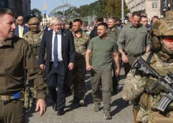 Джонсон приїхав до Київа привітати зі святом и отримав орден від Зеленського (ВІДЕО)