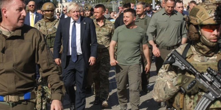 Джонсон приїхав до Київа привітати зі святом и отримав орден від Зеленського (ВІДЕО)