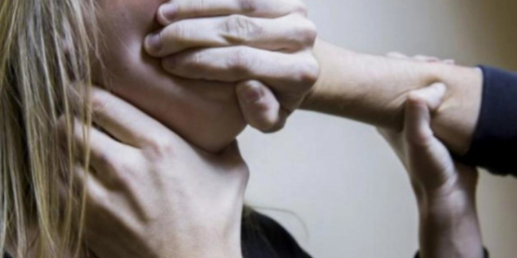 Россійський вояка згвалтував мешканку Баштанського району, погрожуючи вбити її дитину