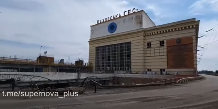 Як виглядає Каховський міст після ракетного удару (ВІДЕО)