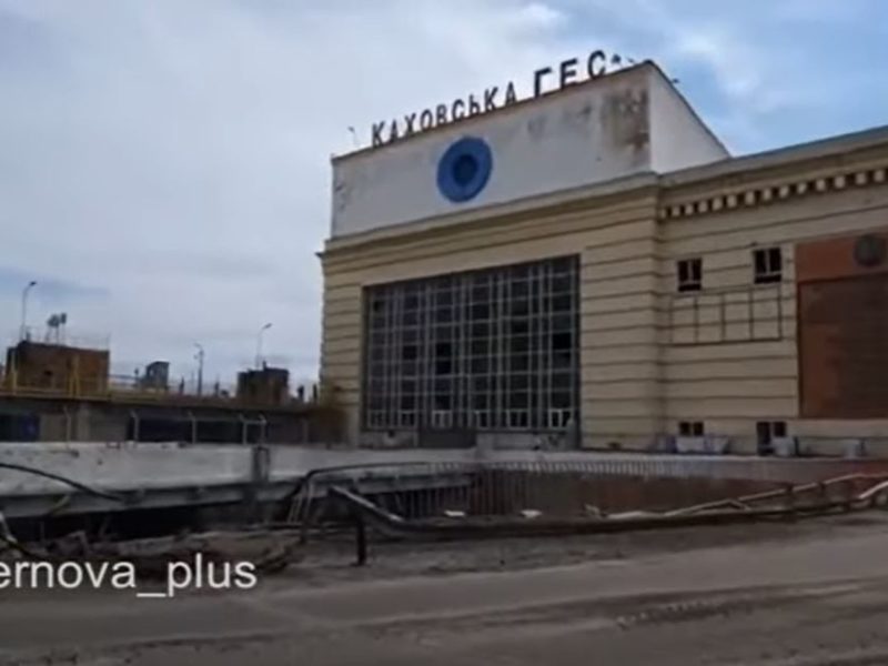 Як виглядає Каховський міст після ракетного удару (ВІДЕО)