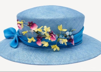 Подарунок королеві. Капелюшок українського дизайнера передали Єлизаветі ІІ як знак подяки і пошани (ФОТО)