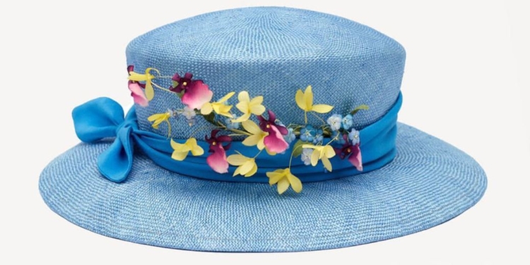 Подарунок королеві. Капелюшок українського дизайнера передали Єлизаветі ІІ як знак подяки і пошани (ФОТО)