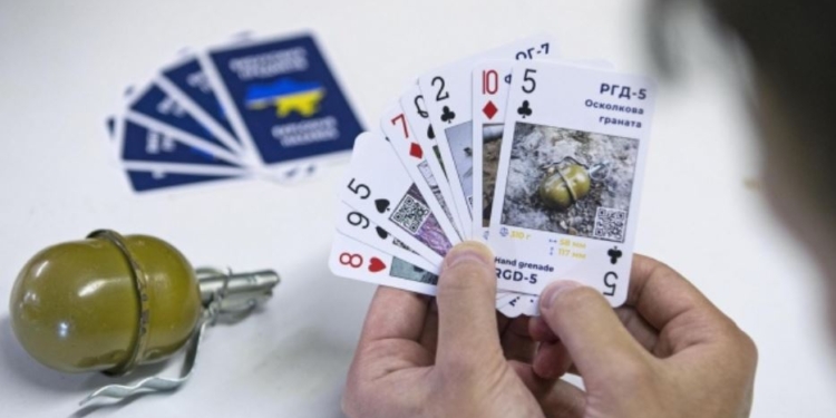 У Британії збирають кошти на специфічні гральні карти для України (ФОТО)