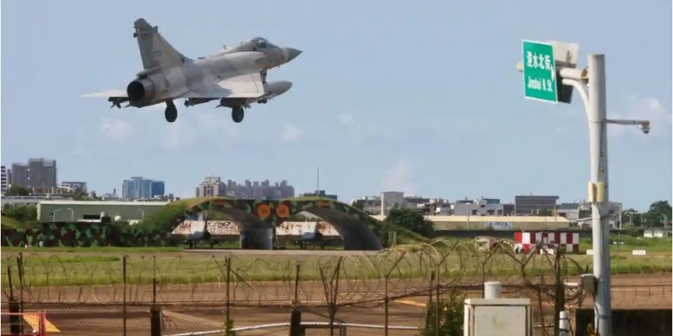 Китай завершив військові навчання біля Тайваню