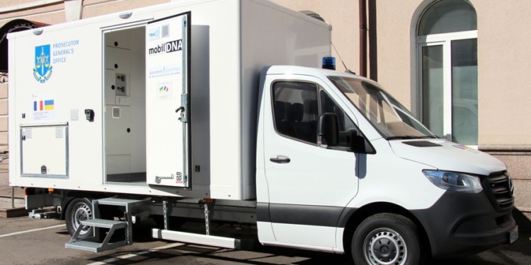 Французьку мобільну лабораторію ДНК отримав Мінюст для роботи у регіонах активних бойових дій (ФОТО)