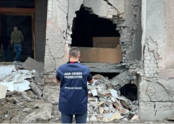 Уламками та ударною хвилею пошкоджені і будинки навпроти. Прокуратура розпочала розслідування ракетного обстрілу Могилянки в Миколаєві (ФОТО)