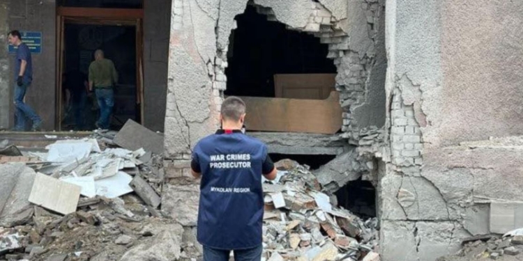 Уламками та ударною хвилею пошкоджені і будинки навпроти. Прокуратура розпочала розслідування ракетного обстрілу Могилянки в Миколаєві (ФОТО)